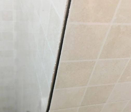 甘孜瓷砖空鼓维修公司分享阳台瓷砖脱落的修复过程可以分为以下几个步骤