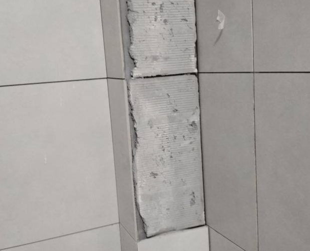 甘孜瓷砖空鼓维修公司分享下瓷砖施工前基层浇水润湿程度不足，可能导致以下问题